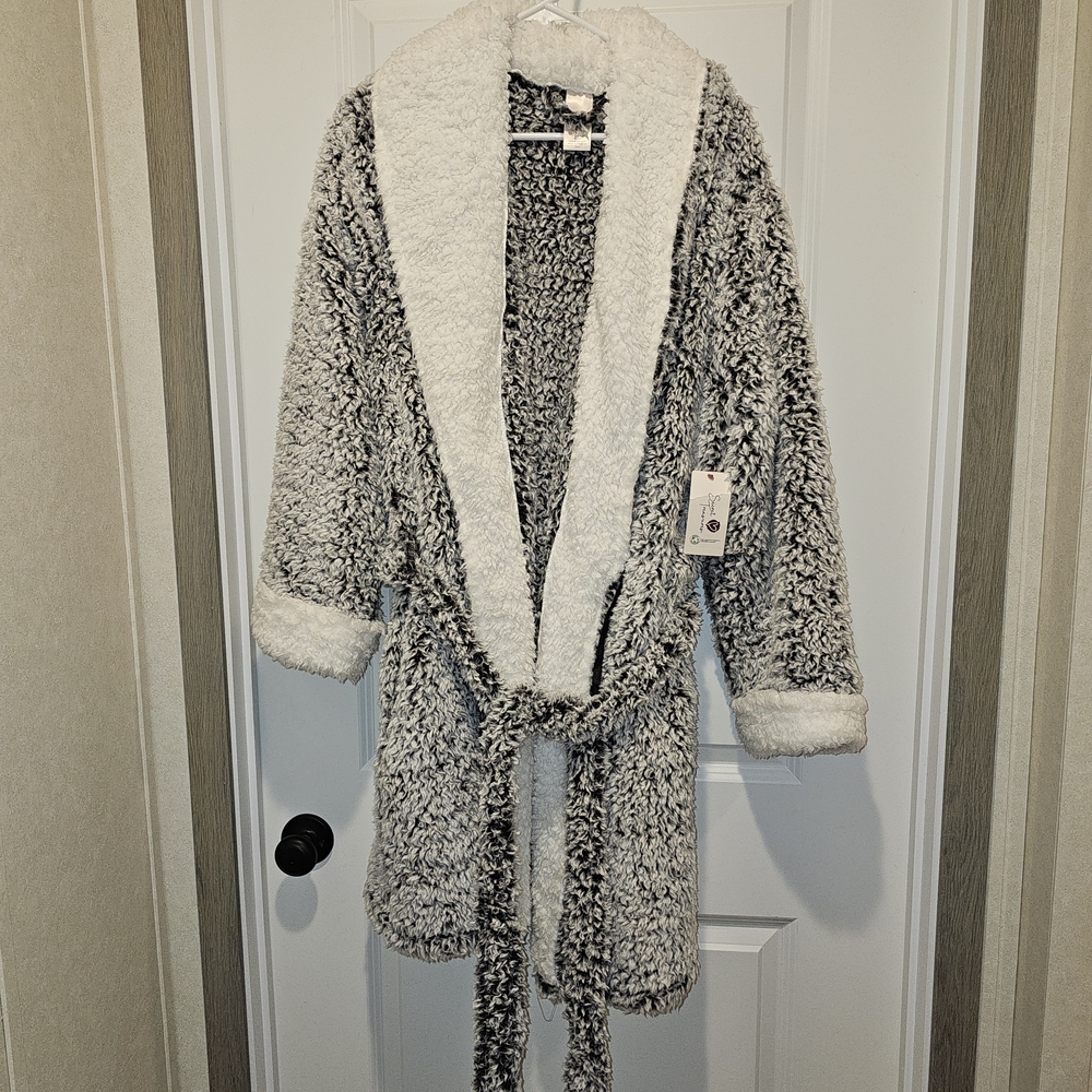 Secret Treasures Black and White Sherpa Robe